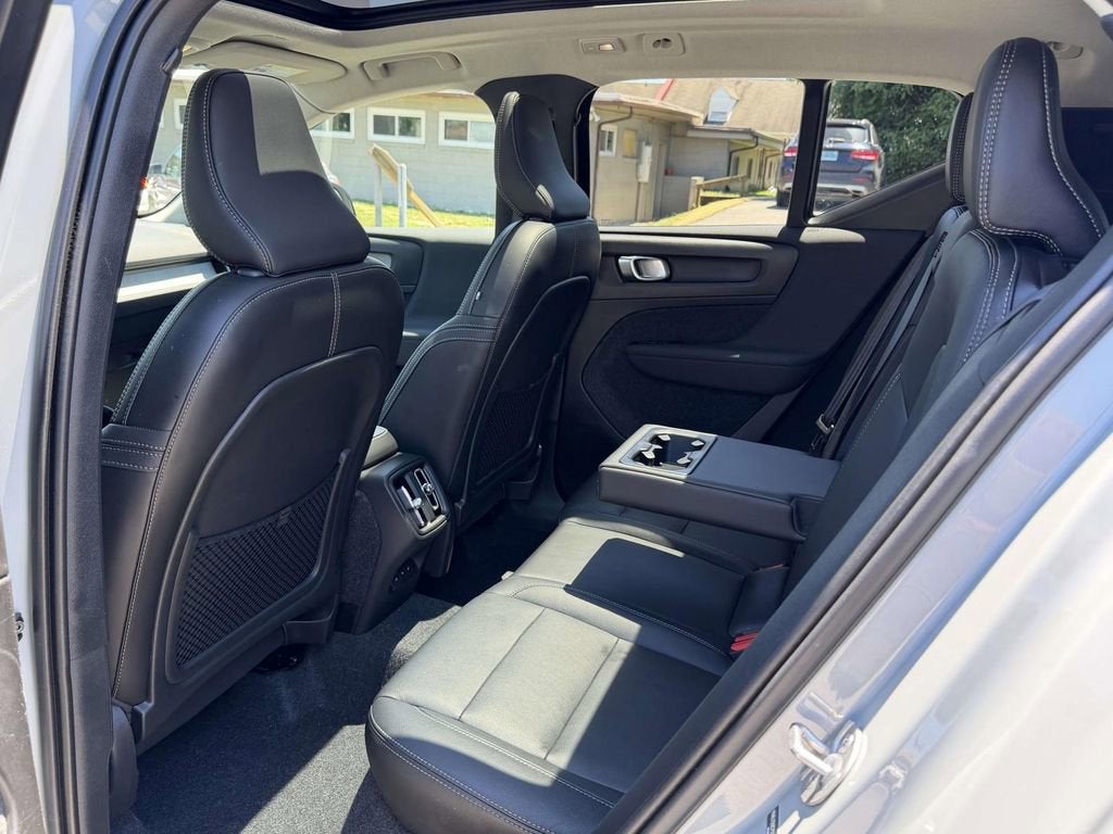 2025 Volvo XC40 B5 Plus Dark Theme