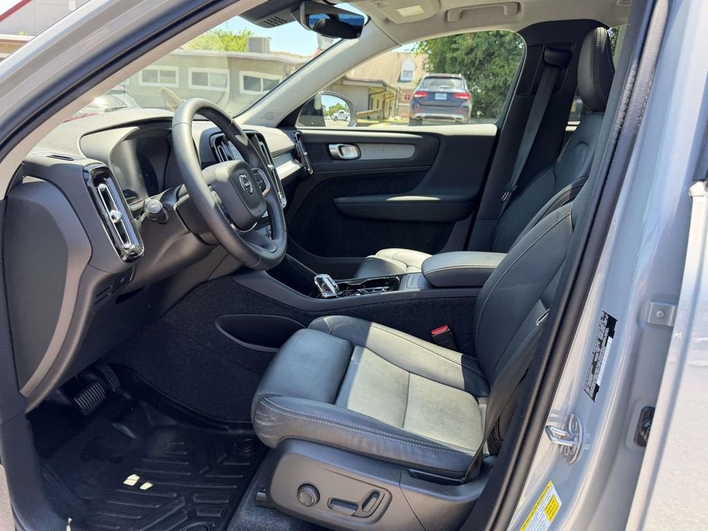 2025 Volvo XC40 B5 Plus Dark Theme