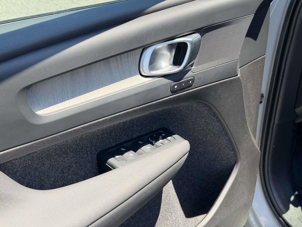 2025 Volvo XC40 B5 Plus Dark Theme