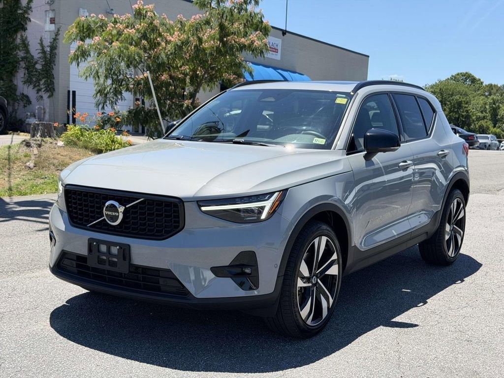 2025 Volvo XC40 B5 Plus Dark Theme