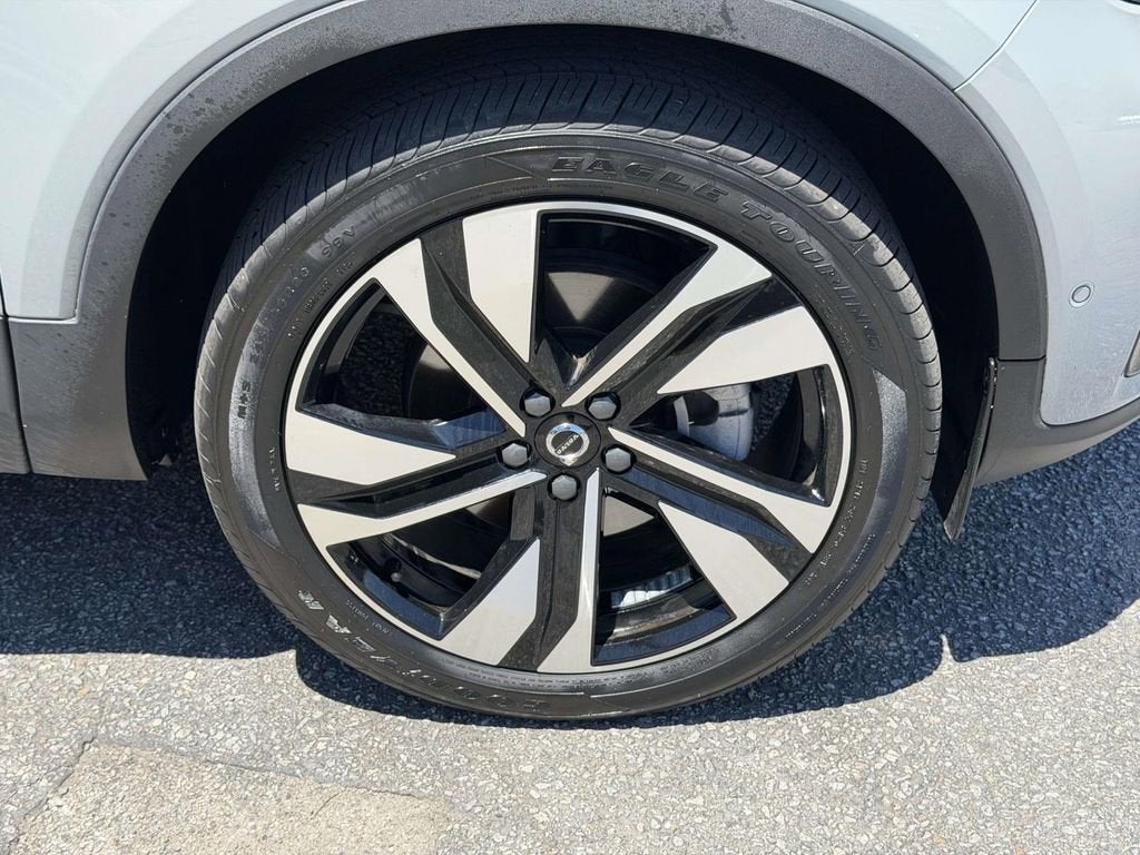 2025 Volvo XC40 B5 Plus Dark Theme