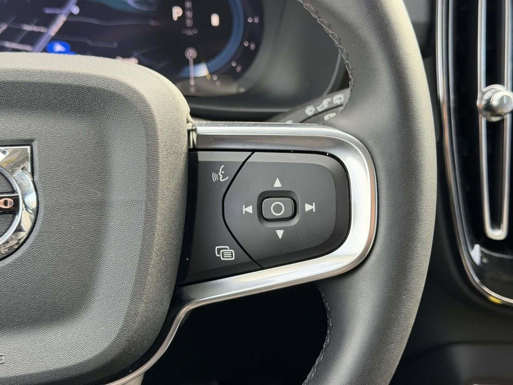 2025 Volvo XC40 Ultra Bright Theme