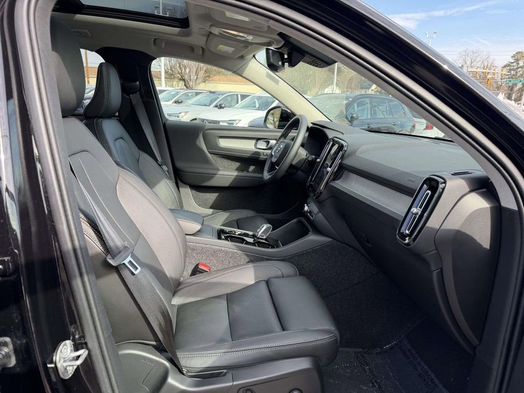 2025 Volvo XC40 Ultra Bright Theme