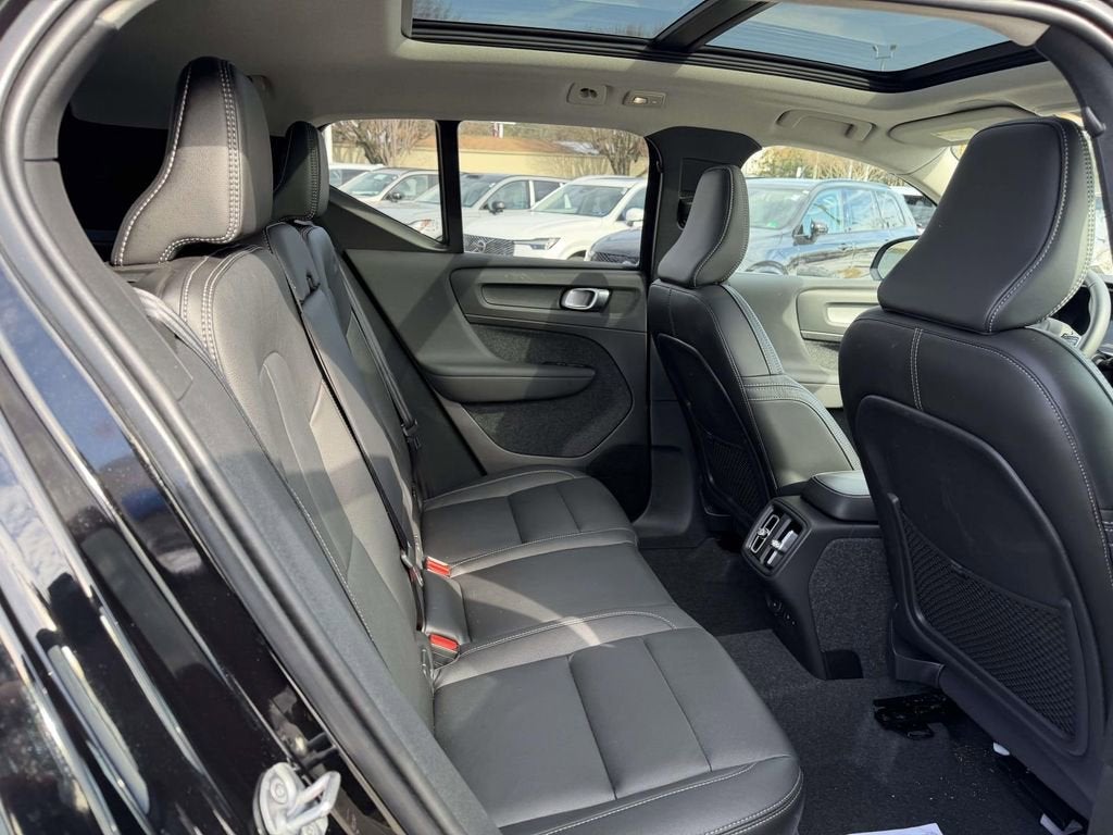 2025 Volvo XC40 Ultra Bright Theme