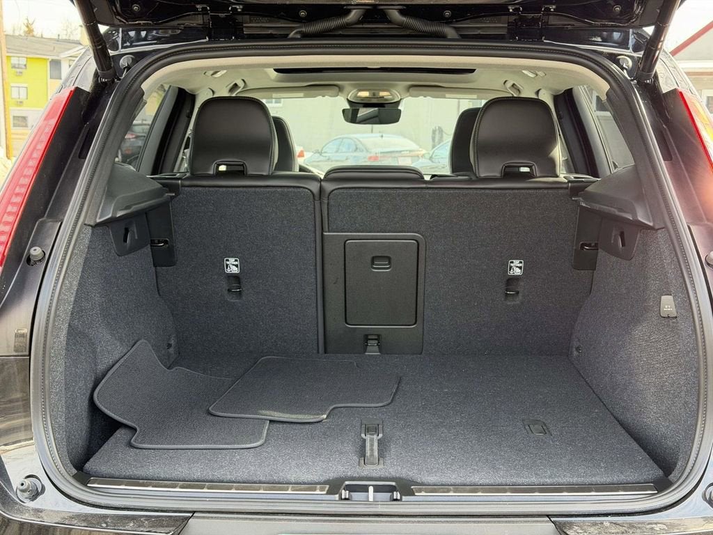 2025 Volvo XC40 Ultra Bright Theme