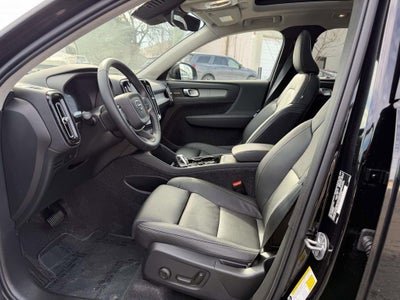 2025 Volvo XC40 Ultra Bright Theme