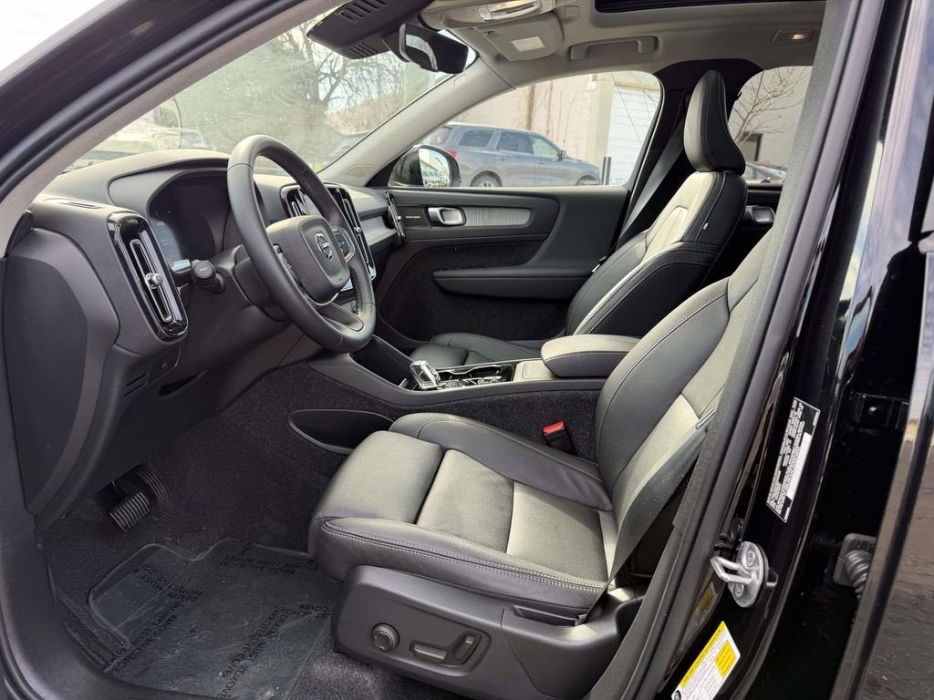 2025 Volvo XC40 Ultra Bright Theme