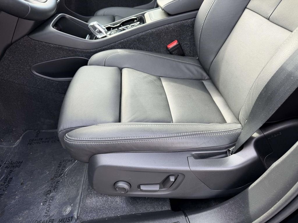 2025 Volvo XC40 Ultra Bright Theme