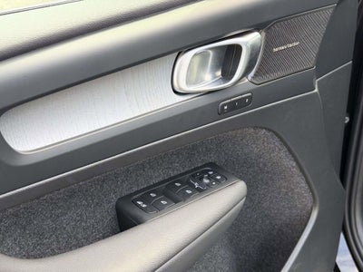 2025 Volvo XC40 Ultra Bright Theme