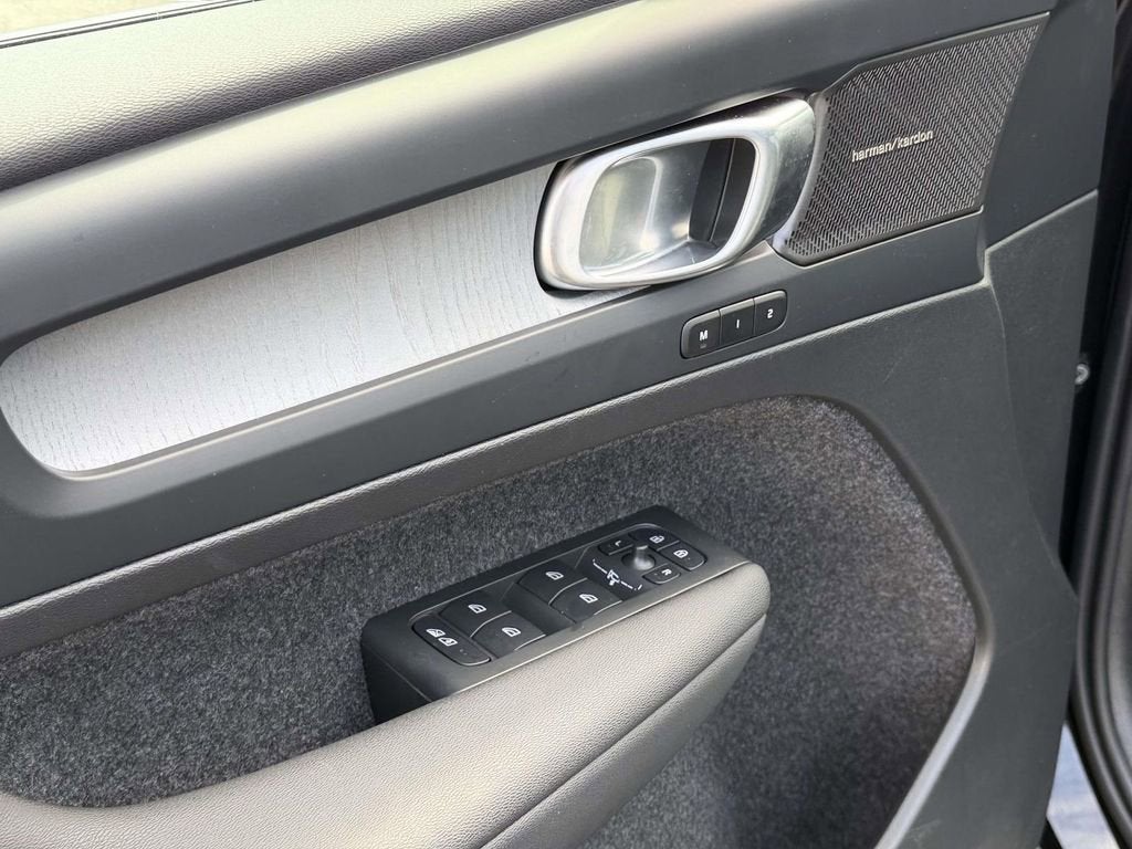 2025 Volvo XC40 Ultra Bright Theme