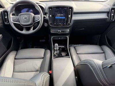 2025 Volvo XC40 Ultra Bright Theme