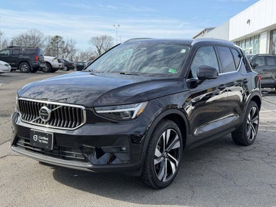 2025 Volvo XC40 Ultra Bright Theme