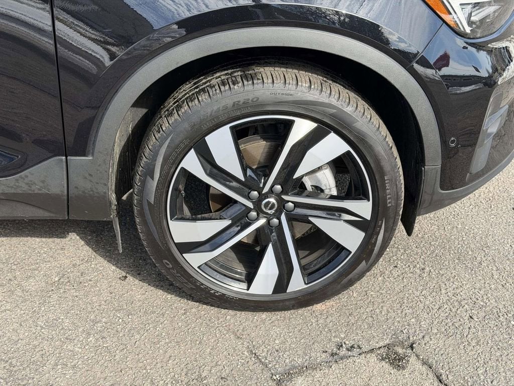 2025 Volvo XC40 Ultra Bright Theme