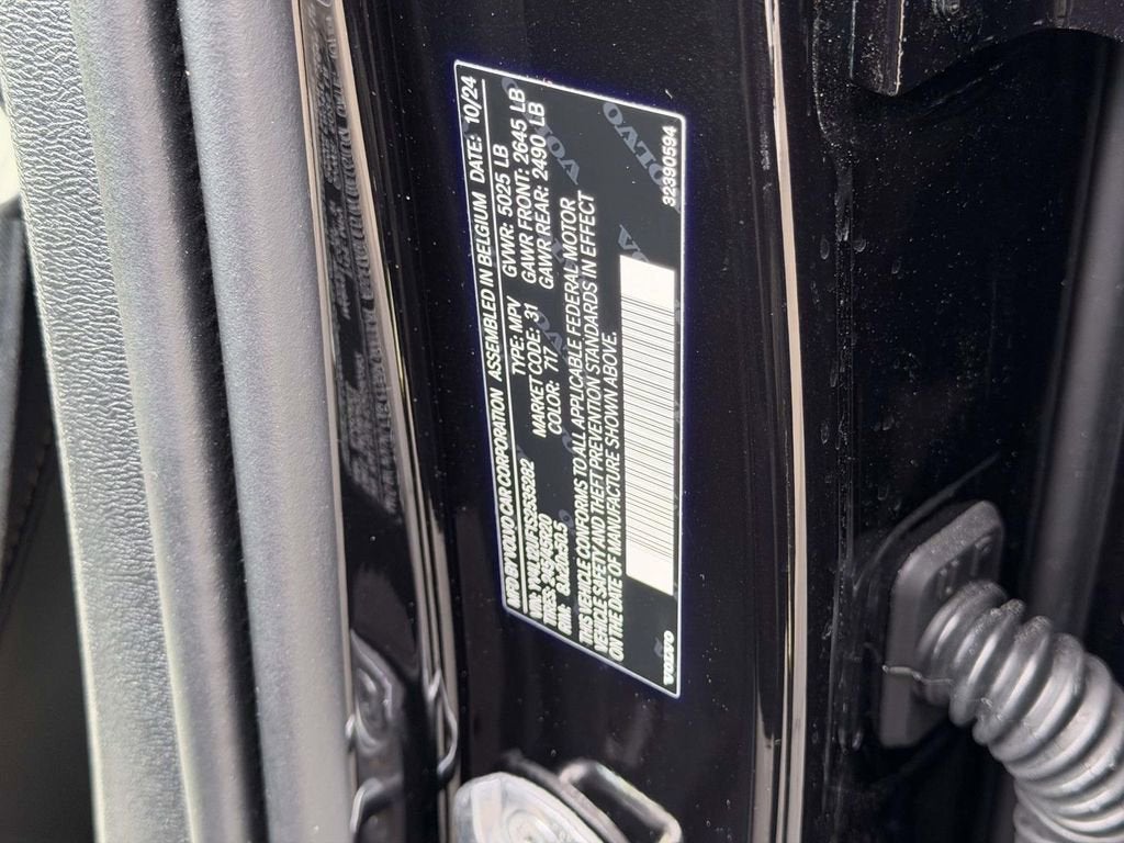 2025 Volvo XC40 Ultra Bright Theme