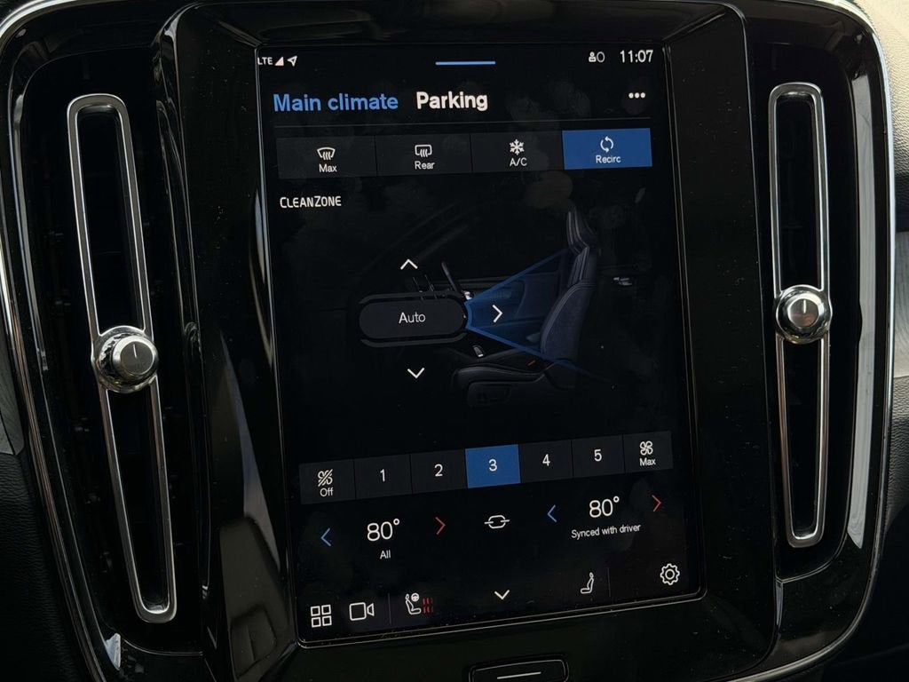 2025 Volvo XC40 Ultra Bright Theme