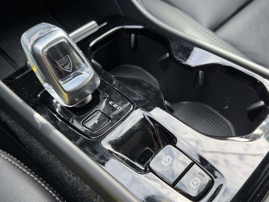 2025 Volvo XC40 Ultra Bright Theme