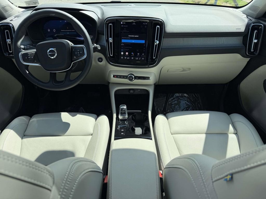 2025 Volvo XC40 B5 Ultra Bright Theme