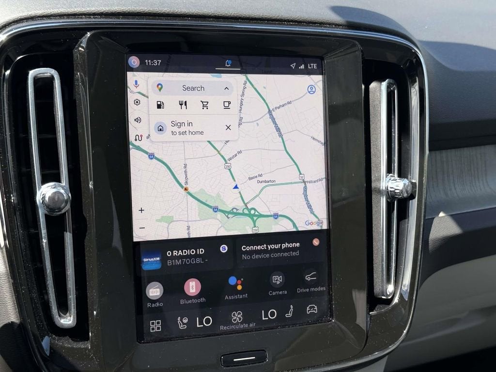 2025 Volvo XC40 B5 Ultra Bright Theme