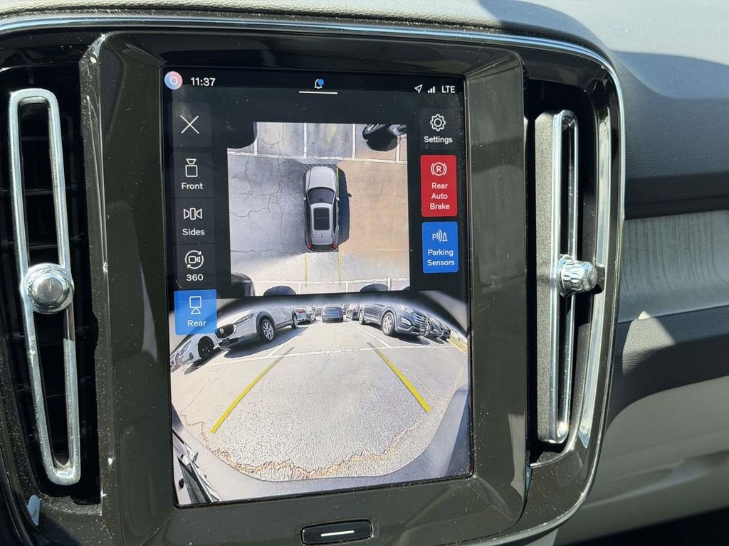 2025 Volvo XC40 B5 Ultra Bright Theme
