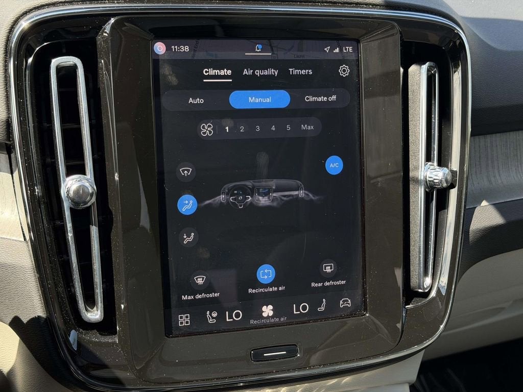 2025 Volvo XC40 B5 Ultra Bright Theme