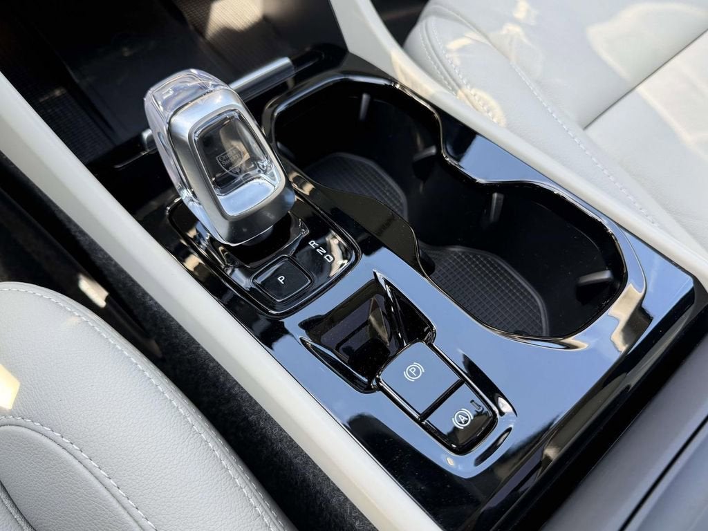 2025 Volvo XC40 B5 Ultra Bright Theme