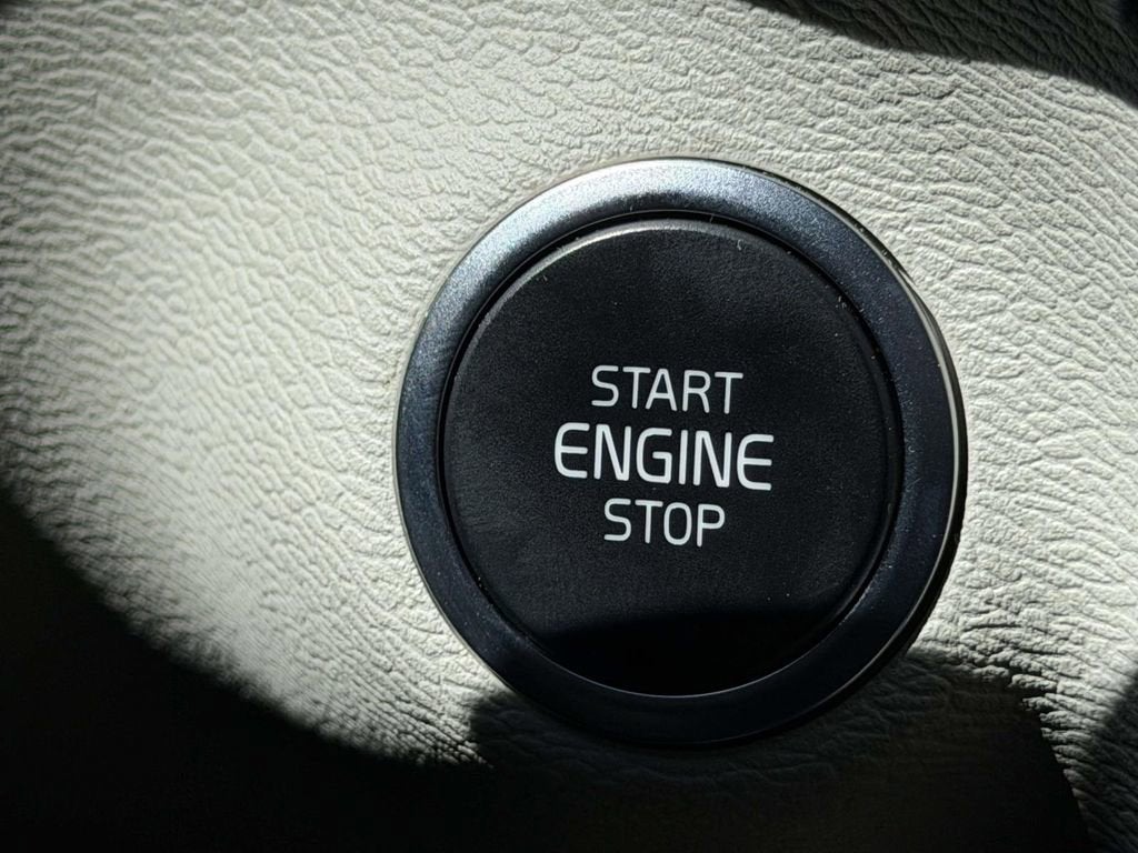 2025 Volvo XC40 B5 Ultra Bright Theme