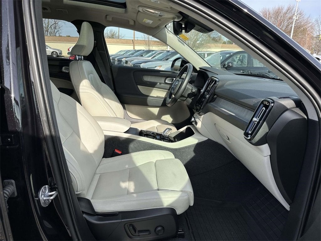 2024 Volvo XC40 B5 Plus Dark Theme