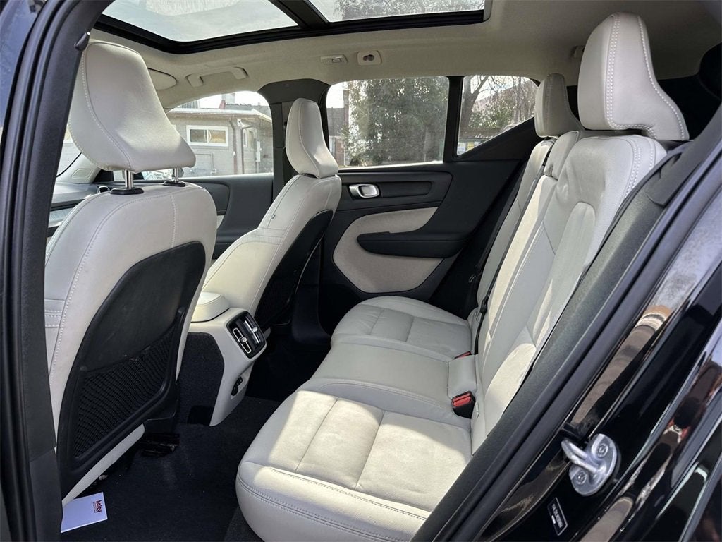 2024 Volvo XC40 B5 Plus Dark Theme