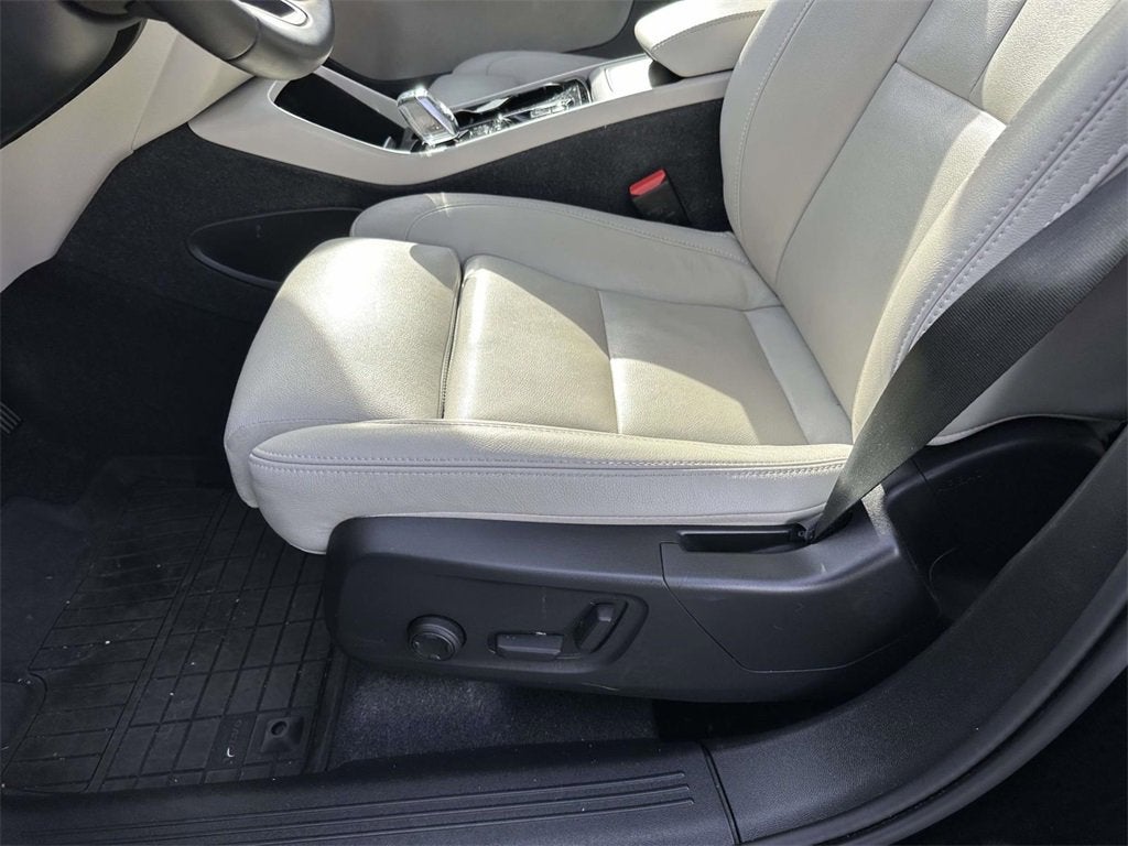 2024 Volvo XC40 B5 Plus Dark Theme