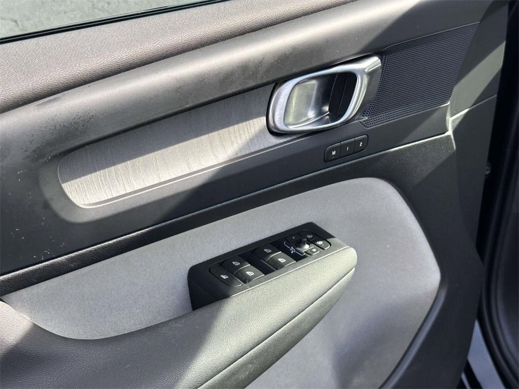 2024 Volvo XC40 B5 Plus Dark Theme