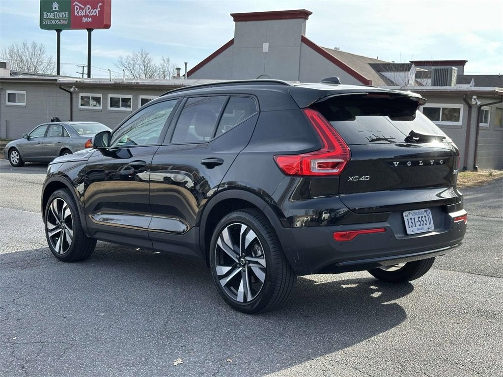 2024 Volvo XC40 B5 Plus Dark Theme