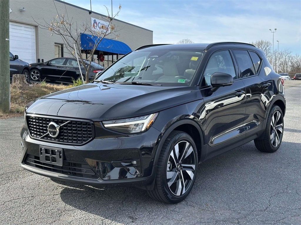 2024 Volvo XC40 B5 Plus Dark Theme