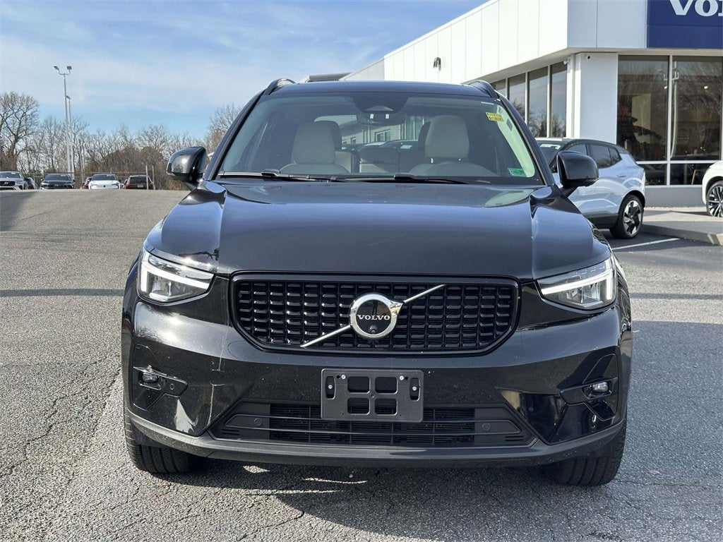 2024 Volvo XC40 B5 Plus Dark Theme