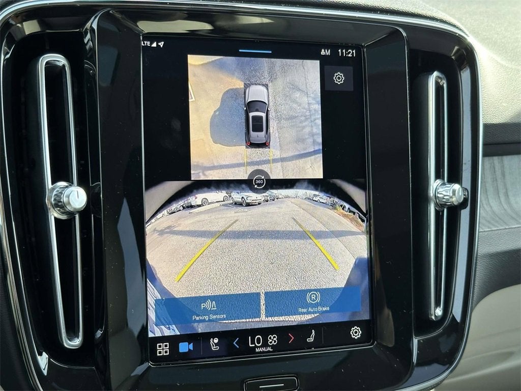 2024 Volvo XC40 B5 Plus Dark Theme