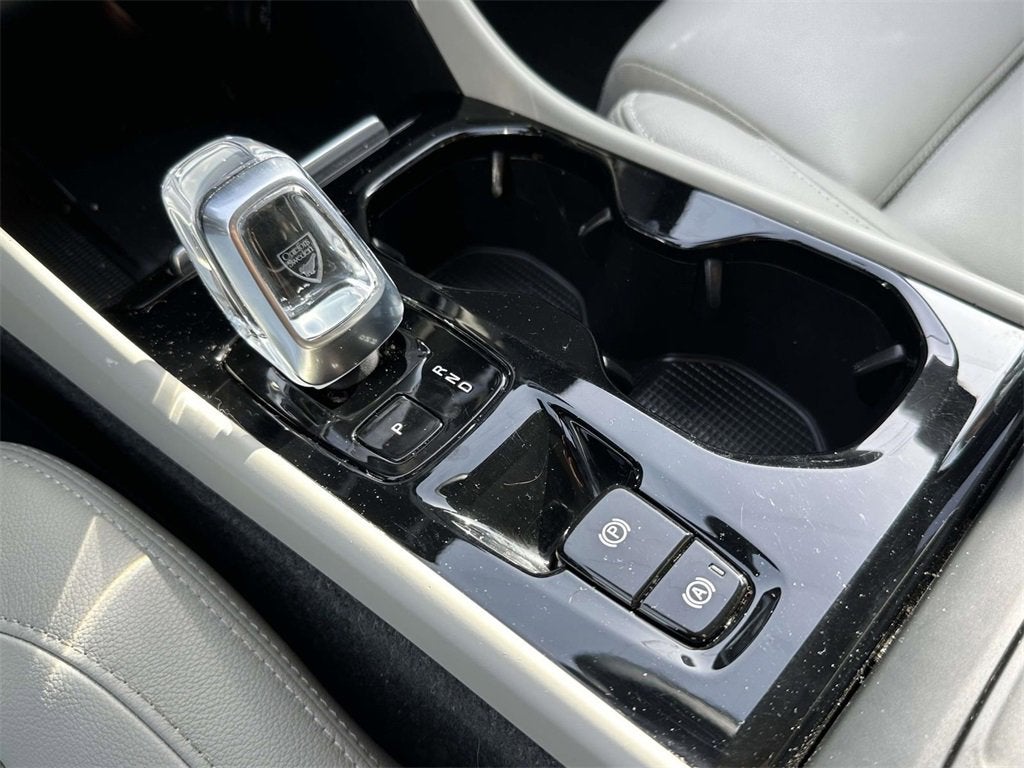 2024 Volvo XC40 B5 Plus Dark Theme