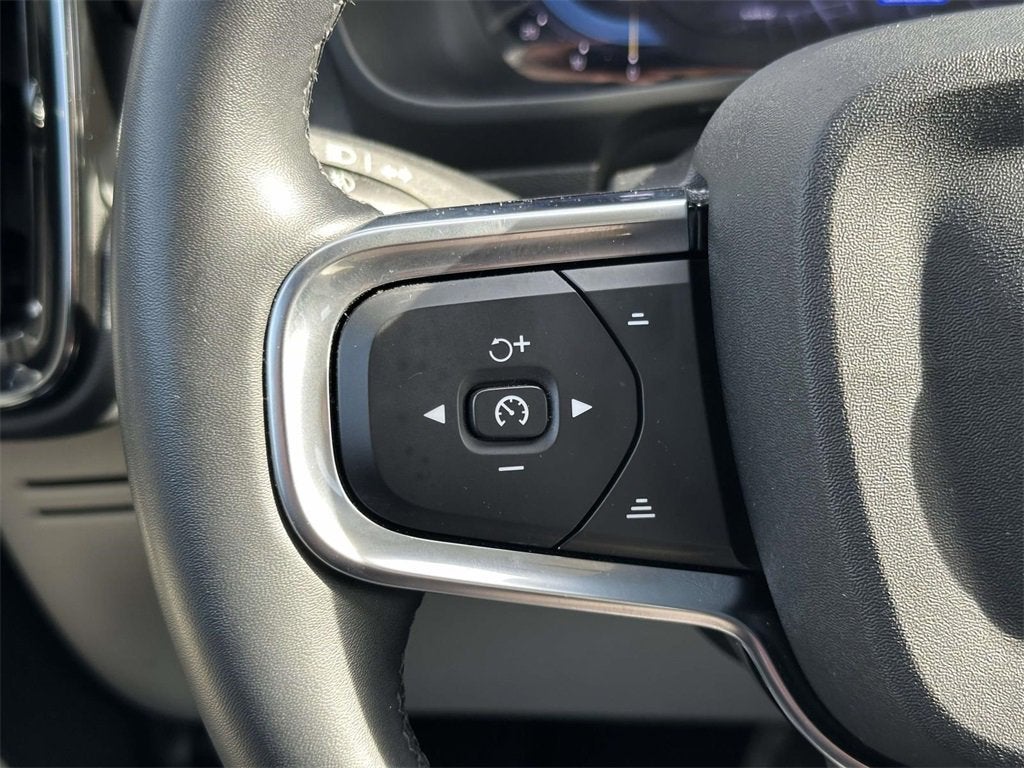 2024 Volvo XC40 B5 Plus Dark Theme