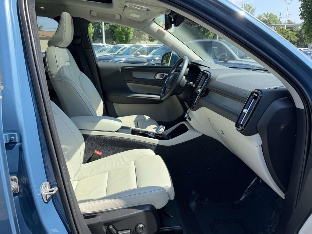 2023 Volvo XC40 B5 Plus Bright Theme