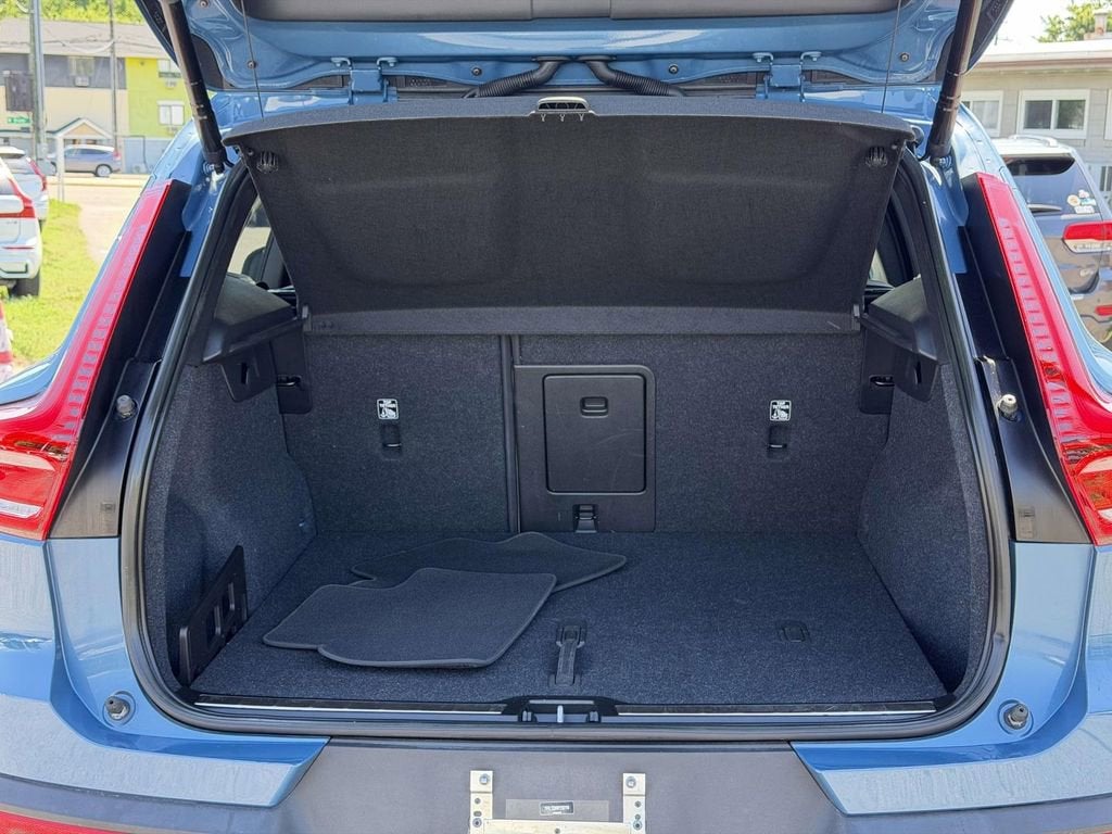 2023 Volvo XC40 B5 Plus Bright Theme