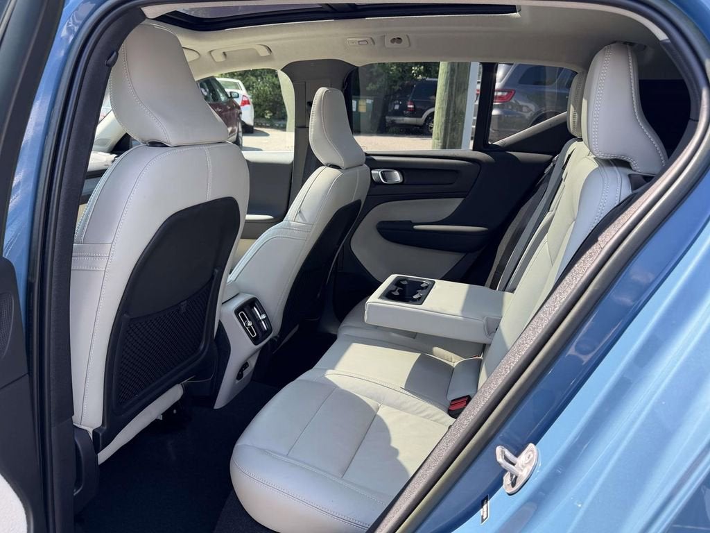 2023 Volvo XC40 B5 Plus Bright Theme