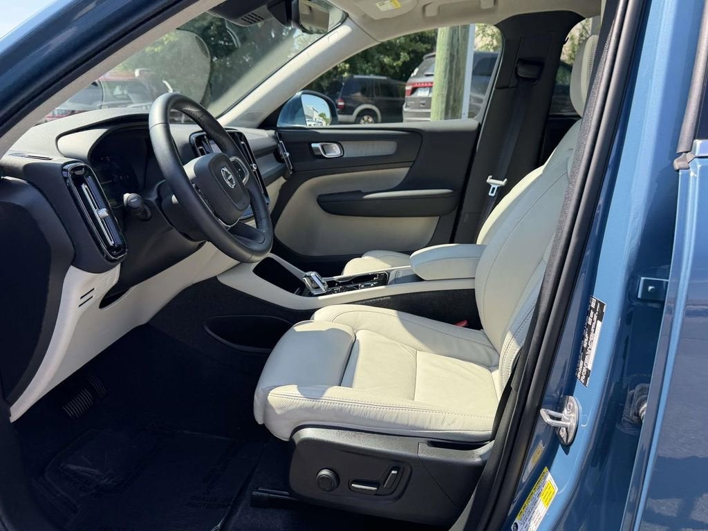 2023 Volvo XC40 B5 Plus Bright Theme