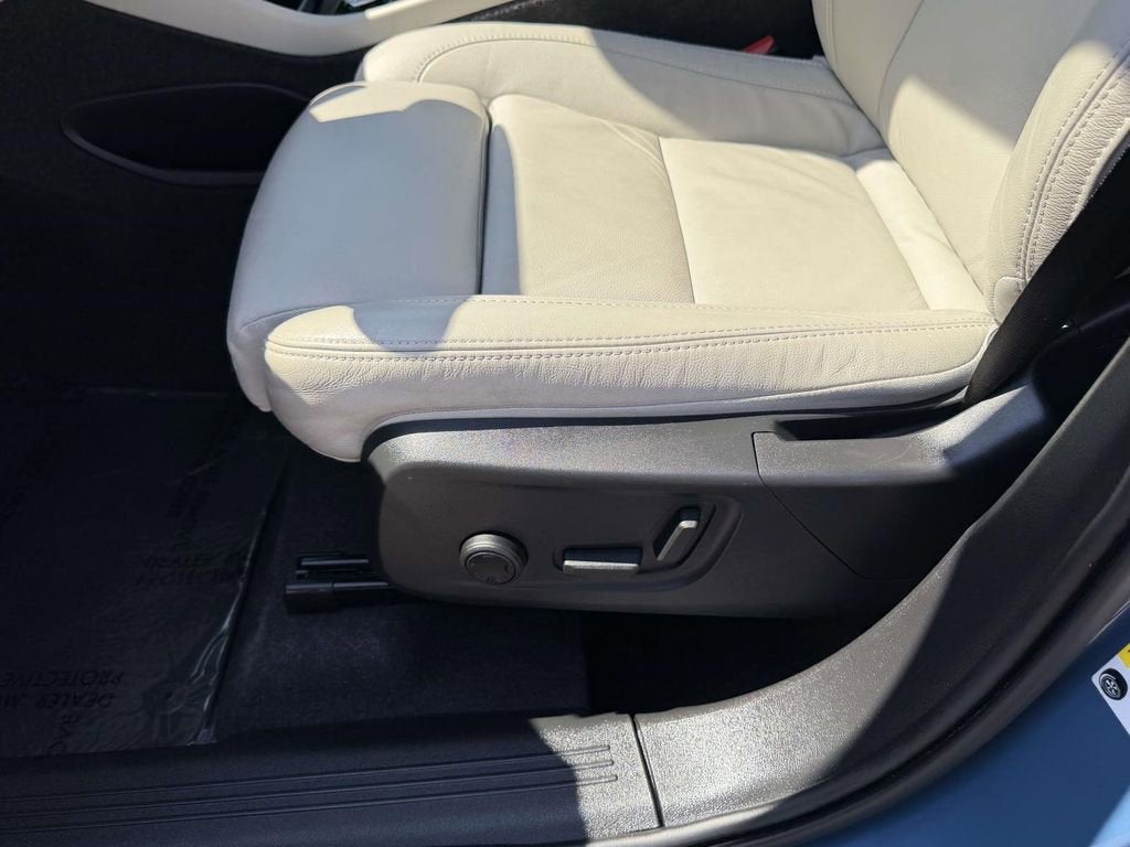 2023 Volvo XC40 B5 Plus Bright Theme