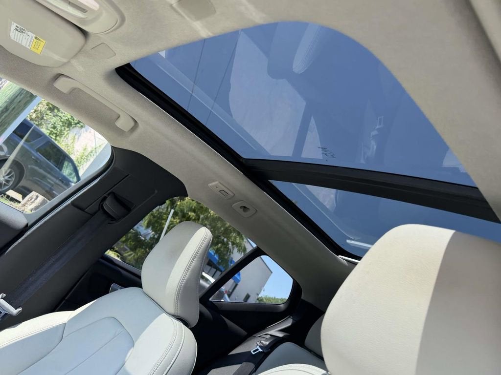 2023 Volvo XC40 B5 Plus Bright Theme