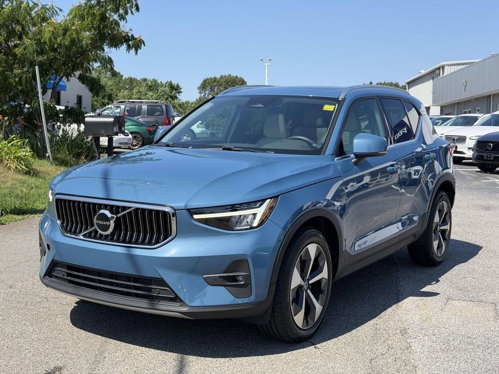 2023 Volvo XC40 B5 Plus Bright Theme