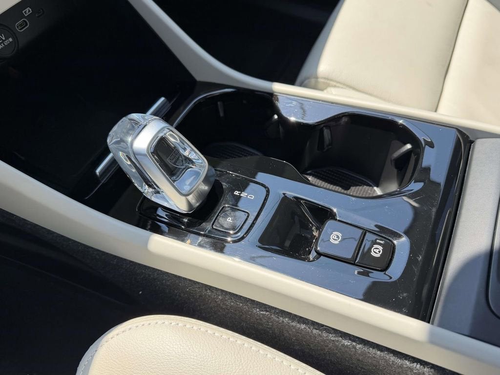 2023 Volvo XC40 B5 Plus Bright Theme