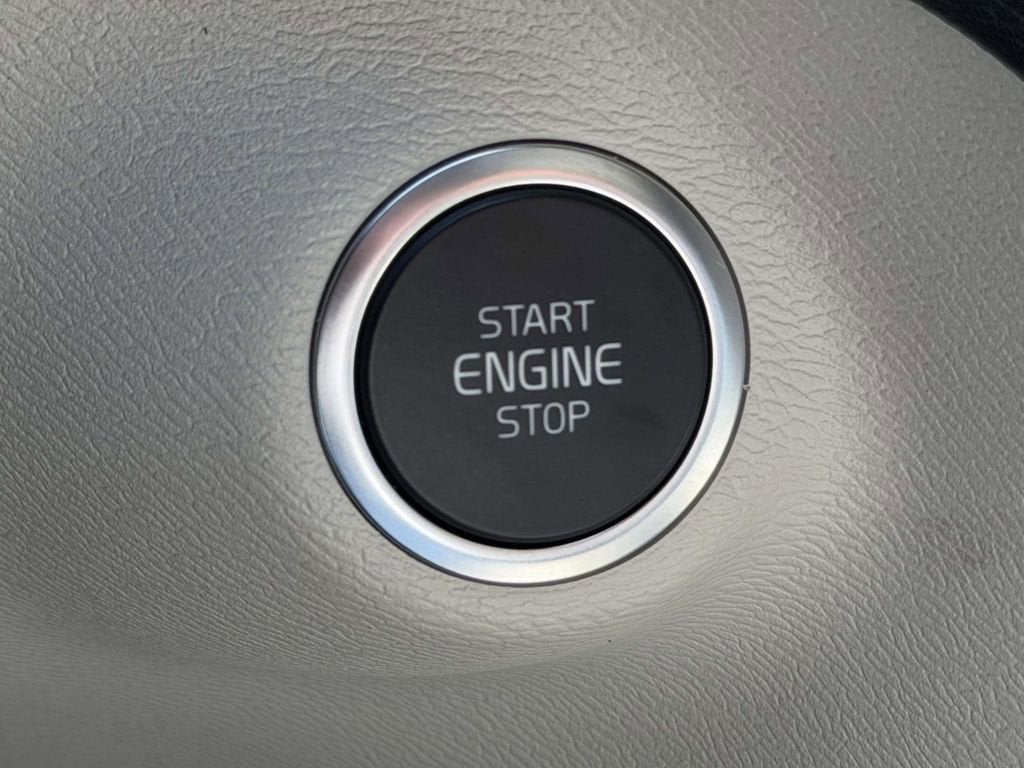 2023 Volvo XC40 B5 Plus Bright Theme