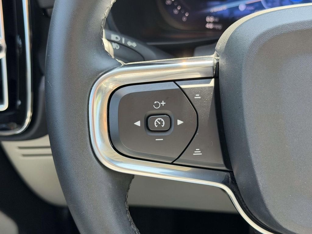 2023 Volvo XC40 B5 Plus Bright Theme