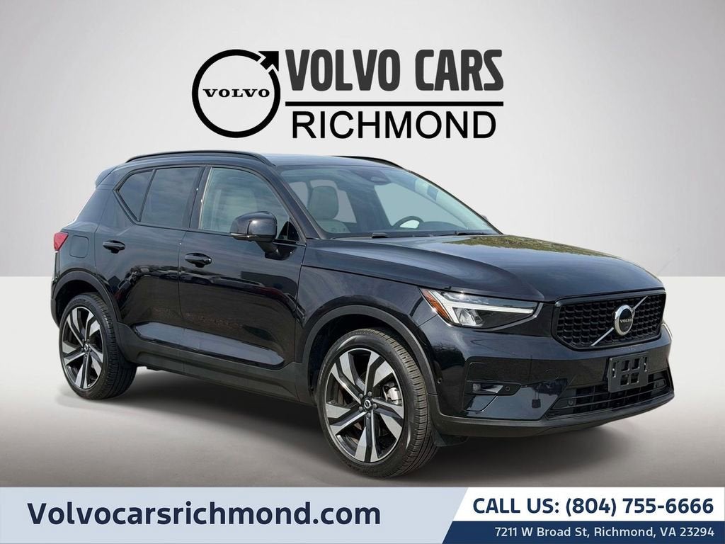 2023 Volvo XC40 B5 Plus Dark Theme