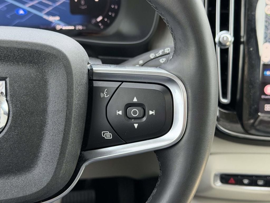 2023 Volvo XC40 B5 Plus Dark Theme