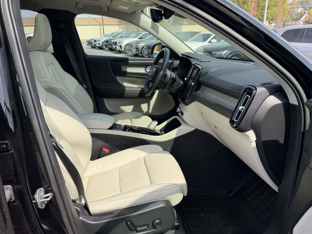 2023 Volvo XC40 B5 Plus Dark Theme