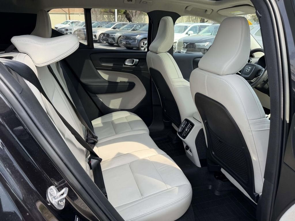 2023 Volvo XC40 B5 Plus Dark Theme